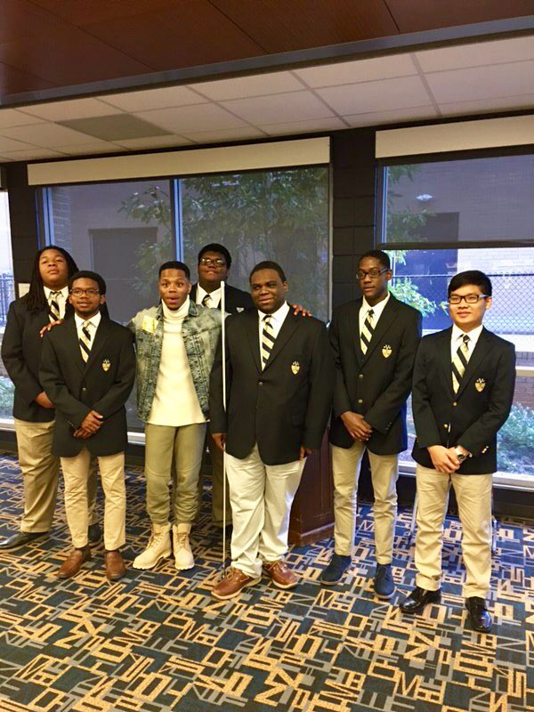 VECVikings's tweet photo. THANK YOU Derrius Quarles @drquarles for sharing “your story” with VIKING EARLY COLLEGE “VEC” seniors. Your personal experience and strategies for success inspired and motivated. #MillionDollarScholar #VECPride #ToINSPIREandEQUIP @RwbookerRussell @Morehouse https://t.co/6CyMKr5ROx