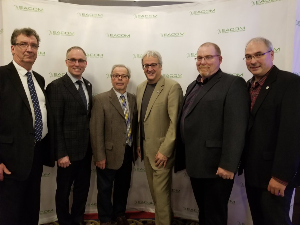 EACOMTimberCo's tweet photo. Heureux de compter parmi nous Pierre Dufour @MFFP_Quebec @coalitionavenir et @Pjcjoelgodin pour soutenir @FederationCP lors de cette soirée bénéfice des plus spéciales pour #EquipeEACOM. #nature #faune #NotreForêt https://t.co/SFj056nsnR