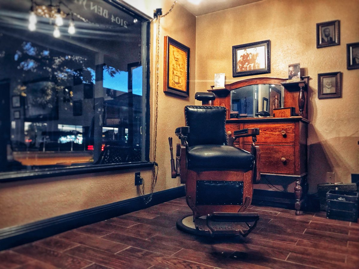 Ser_Jon_Arryn's tweet photo. I’m not gonna say it’s a coincidence that Boss man and I go to similar places for our haircuts...but on the same day, that might mean something 💇🏻♂️ #ForGentlemen & #GentleWomen https://t.co/r5uqR2pwop