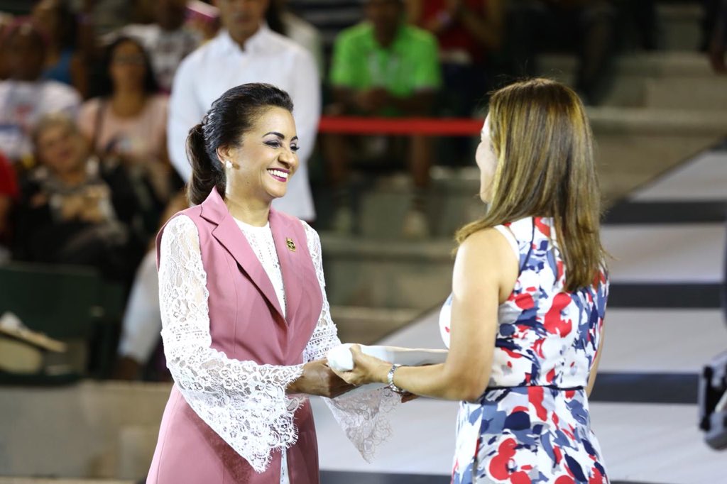 RDincluye2018's tweet photo. Para concluir, el Ejército Nacional, la Fuerza Aérea y la Armada Dominicana entregan la bandera de @OlimpiadasEspeciales a Claudia Echeverry y se apaga el pebetero. https://t.co/hFGCcE1DYR