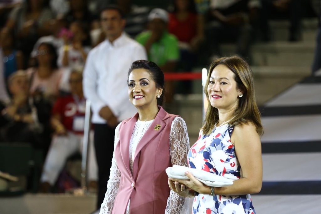 RDincluye2018's tweet photo. Para concluir, el Ejército Nacional, la Fuerza Aérea y la Armada Dominicana entregan la bandera de @OlimpiadasEspeciales a Claudia Echeverry y se apaga el pebetero. https://t.co/hFGCcE1DYR
