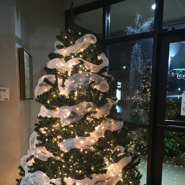 ponthieuxsJDS's tweet photo. Check out our โRain Angelโ watching over our shop ๐ #ponthieuxs #onlyonaugusta #yeahthatgreenville #angels #christmastree #keepingwatchoverourshopbynight https://t.co/ySrSWRdjKo https://t.co/pkDQJ8j1aG