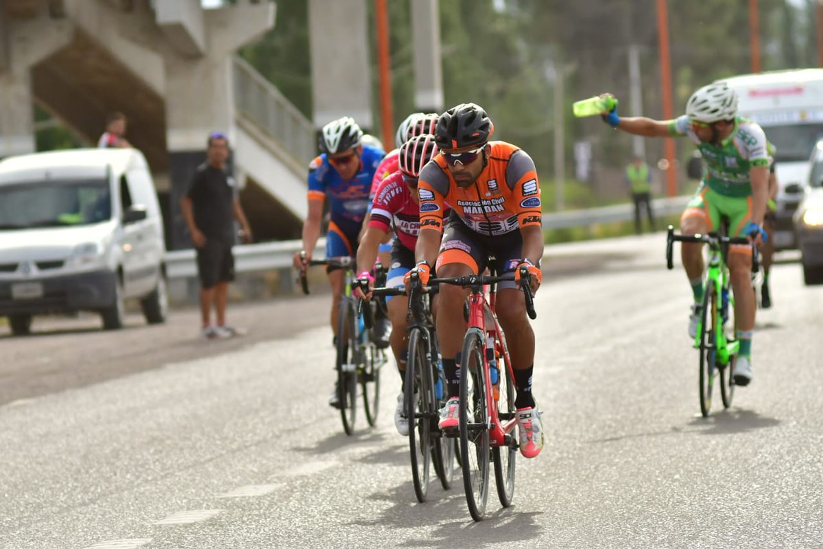 rosas_laureano's tweet photo. 🇦🇷#Vuelta75 
✅ETAPA 3: ¡Pateamos el tablero! Sensaciones increíbles, el cuerpo acompañó y el trabajo a lo largo del día rindió sus frutos. Contento por llegar escapado en el grupo puntero, con 1' sobre el pelotón. 

#Mardan #EquipoContinental #LasFlores #MunicipioDeVecinos #KTM https://t.co/m6WJgGsbnY