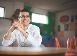 FundacionVarkey's tweet photo. El Prof. Luis Miguel Bermúdez Gutiérrez, con un innovador programa educativo, redujo a cero las cifras de embarazo adolescentes estudiantes. Esta acción logró que sea considerado uno de los 10 mejores maestros del mundo del @teacherprize 2018. #VarkeySummit #SerMaestro https://t.co/yGEUgKbA3c