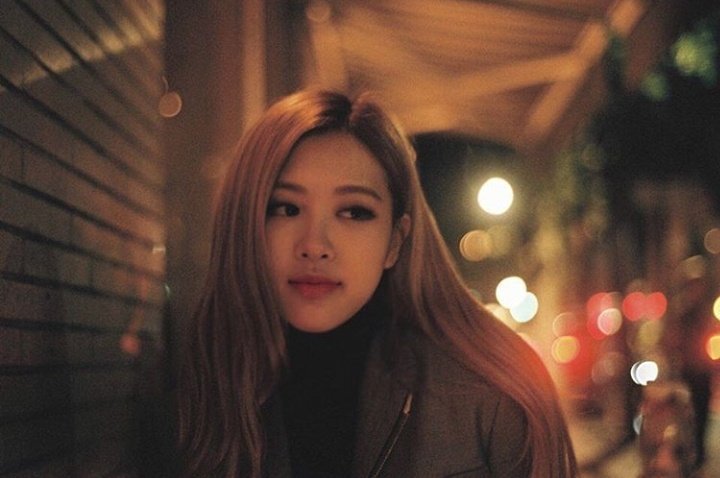 RosePics5's tweet photo. #rose #BLACKPINK #blink #parkchaeyoung ?#CHAEYOUNG #ChaeLisa #roseane #roses_are_rosie #ROSEIVYOU #BLACKPINKINYOURAREA #BLACKPINK_IN_KOR_AREA_D1 #BLACKPINK_IN_KOR_AREA_D2 #BLACKPINK_IN_SEOUL_AREA #blackpinkinmy #blackpinkxdualipa https://t.co/Ld9x6YKWxh