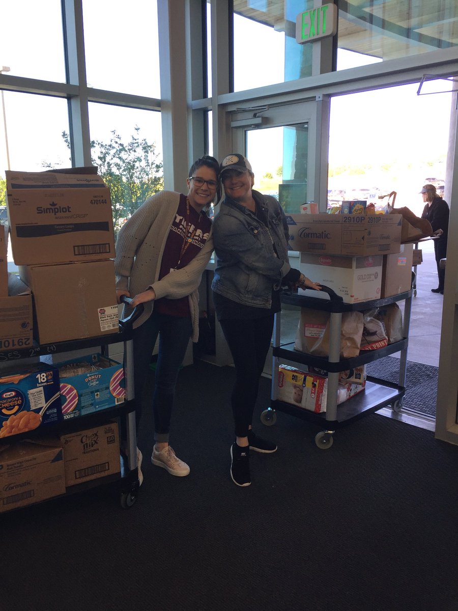 StephSmithLuvs2's tweet photo. Tigers Tackling Hunger - 940 lbs of food serving our community! #sycamoreyr2 https://t.co/bz2ZDzJMGb