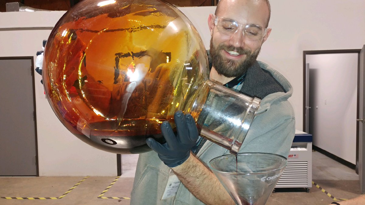 theco2company's tweet photo. •Full flask Fridaze❗️
•2000 grams of Full Spectrum getting thru another stage of the process!
•Look at that smile!
#fullspectrum #co2oil #subcritical #supercritical #theco2company #co2crew #seedtoscience #extracts
@theco2company https://t.co/hvoXwC7djO