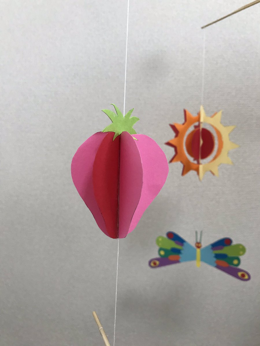 nyata_mata's tweet photo. めちゃくちゃ頑張ってモビール作ったけど見てくれるのが夫と息子しかいないから！みんな見て！！はらぺこあおむしだよ！！！！！！褒めて！！！！！！！！！ https://t.co/du6mx6IC1r