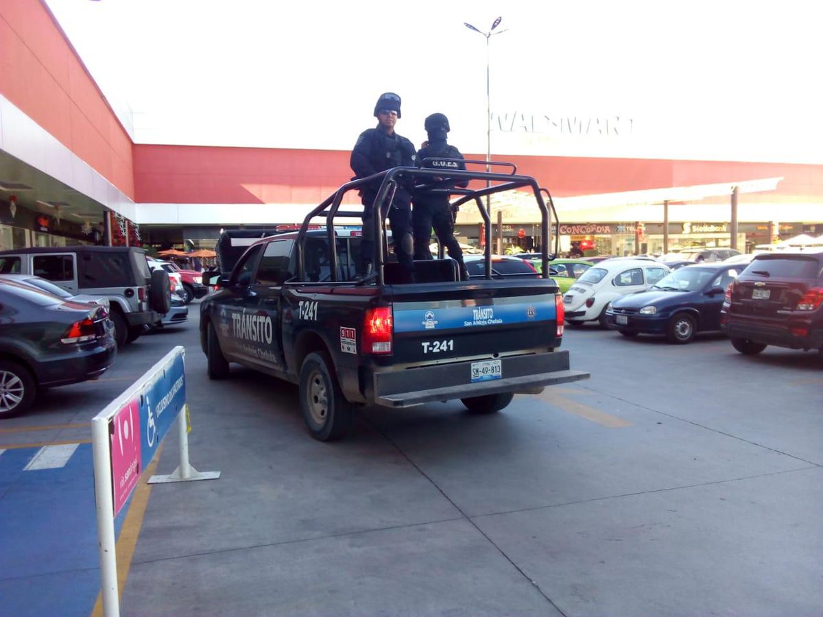 SSPPCSnAndresCH's tweet photo. #Entérate 👉🏻 El Grupo de Operaciones Especiales #GOES implementa el #Operativo #CircuitoSeguro, donde a través de recorridos brindamos seguridad a quienes frecuentan las Plazas y Centros Comerciales que se encuentran dentro del Municipio.

#ValoresQueHacenGobierno https://t.co/zdO6MTAemj