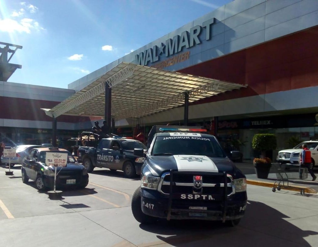 SSPPCSnAndresCH's tweet photo. #Entérate 👉🏻 El Grupo de Operaciones Especiales #GOES implementa el #Operativo #CircuitoSeguro, donde a través de recorridos brindamos seguridad a quienes frecuentan las Plazas y Centros Comerciales que se encuentran dentro del Municipio.

#ValoresQueHacenGobierno https://t.co/zdO6MTAemj
