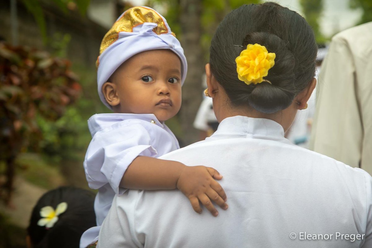 eleanorpreger's tweet photo. #Bali #baby w/ #mommy during #processional #fsbali #fourseasons #worldofadventures #Indonesia #ceremony #ritual #yourtake #nytimestravel #NatGeo @NatGeoTravel #NatGeo #natgeotravel https://t.co/JAW8Vdcw7e