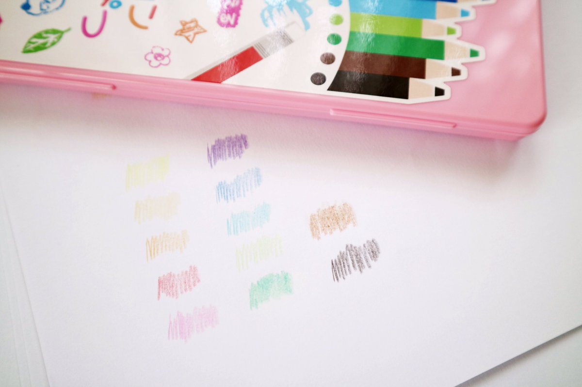 alittlechaa's tweet photo. มารีวิวยามค่ำๆ กับ Pilot Frixion สีไม้ 12 สามารถลบออกได้ ตัวนี้สีค่อนข้างไม่เข้มเท่าสีไม้ทั่วไป อาจจะเพราะมันสามารถลบได้ เวลาลงสีจะต้องใช้แรงมากขึ้น ด้านท้ายจะมียางลบมากับตัวแท่ง สามารถใช้ยางลบอื่นลบได้จ้า เค้าซื้อมากจากร้านหิ้ว ราคา 200฿
#รีวิวเครื่องเขียน #reviewstationery https://t.co/SC5tQEsFjD