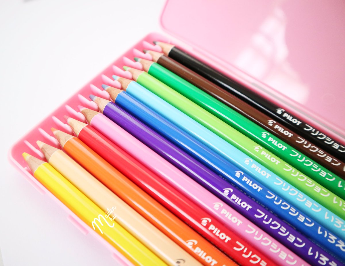 alittlechaa's tweet photo. มารีวิวยามค่ำๆ กับ Pilot Frixion สีไม้ 12 สามารถลบออกได้ ตัวนี้สีค่อนข้างไม่เข้มเท่าสีไม้ทั่วไป อาจจะเพราะมันสามารถลบได้ เวลาลงสีจะต้องใช้แรงมากขึ้น ด้านท้ายจะมียางลบมากับตัวแท่ง สามารถใช้ยางลบอื่นลบได้จ้า เค้าซื้อมากจากร้านหิ้ว ราคา 200฿
#รีวิวเครื่องเขียน #reviewstationery https://t.co/SC5tQEsFjD