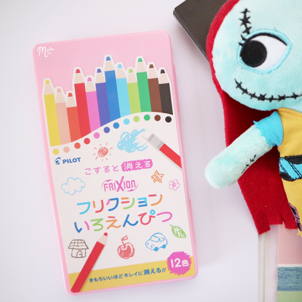 alittlechaa's tweet photo. มารีวิวยามค่ำๆ กับ Pilot Frixion สีไม้ 12 สามารถลบออกได้ ตัวนี้สีค่อนข้างไม่เข้มเท่าสีไม้ทั่วไป อาจจะเพราะมันสามารถลบได้ เวลาลงสีจะต้องใช้แรงมากขึ้น ด้านท้ายจะมียางลบมากับตัวแท่ง สามารถใช้ยางลบอื่นลบได้จ้า เค้าซื้อมากจากร้านหิ้ว ราคา 200฿
#รีวิวเครื่องเขียน #reviewstationery https://t.co/SC5tQEsFjD
