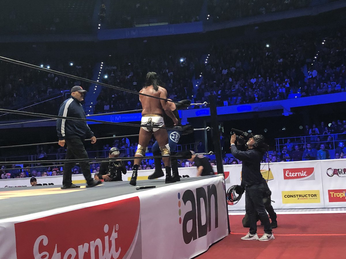 LuchaAAA_COL's tweet photo. ¡Sorpresa! En medio de la lucha de rudos y técnicos colombianos entran al ring del @MovistarArenaCo los luchadores mexicanos @hijodelfantasma y @Konnan5150 #GiraDeConquista https://t.co/3G0rr07RJA