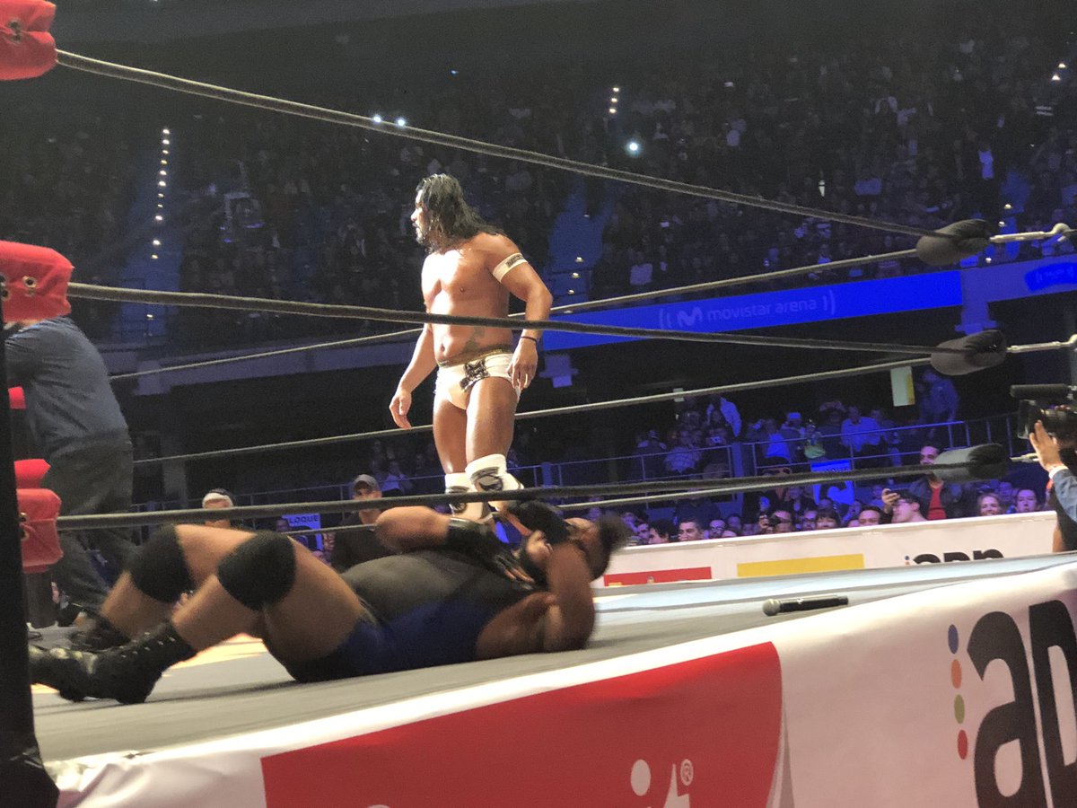 LuchaAAA_COL's tweet photo. ¡Sorpresa! En medio de la lucha de rudos y técnicos colombianos entran al ring del @MovistarArenaCo los luchadores mexicanos @hijodelfantasma y @Konnan5150 #GiraDeConquista https://t.co/3G0rr07RJA