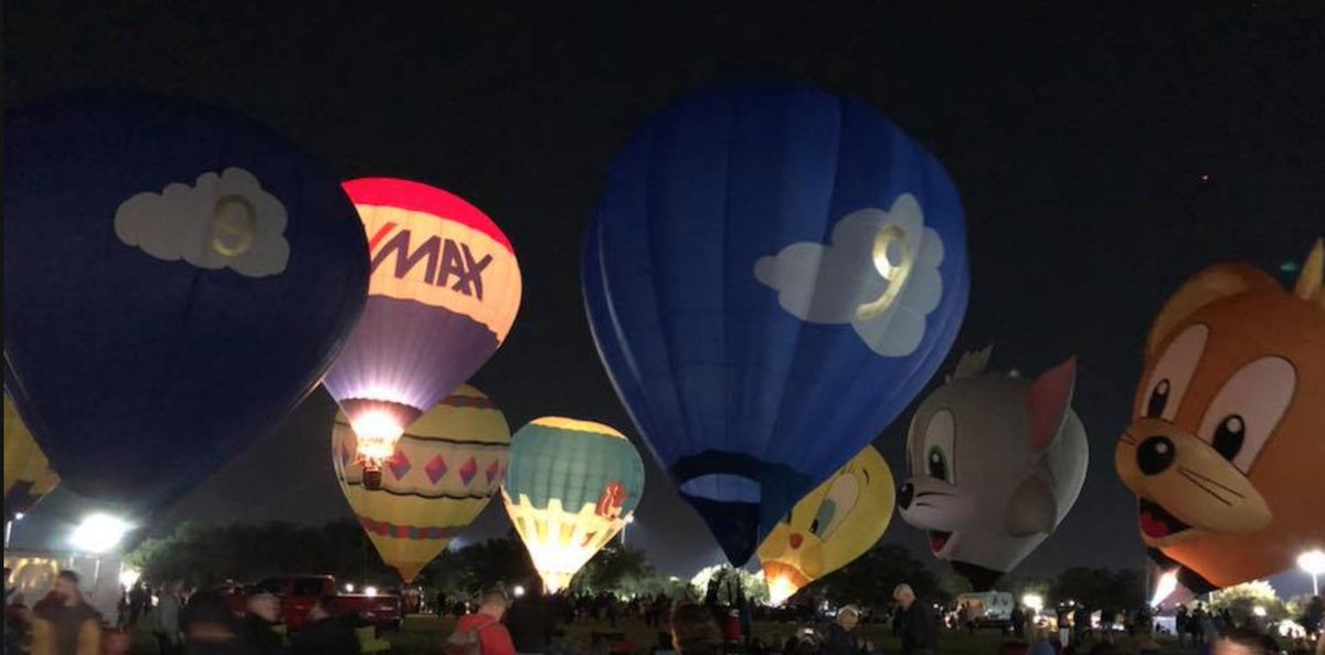 AuthenticFL's tweet photo. The #OrlandoBalloonGlow is happening right now at #BlueJacketPark in Baldwin Park. #AuthenticFlorida #TGIF #Brrrrr https://t.co/Aeq2NAKtZv