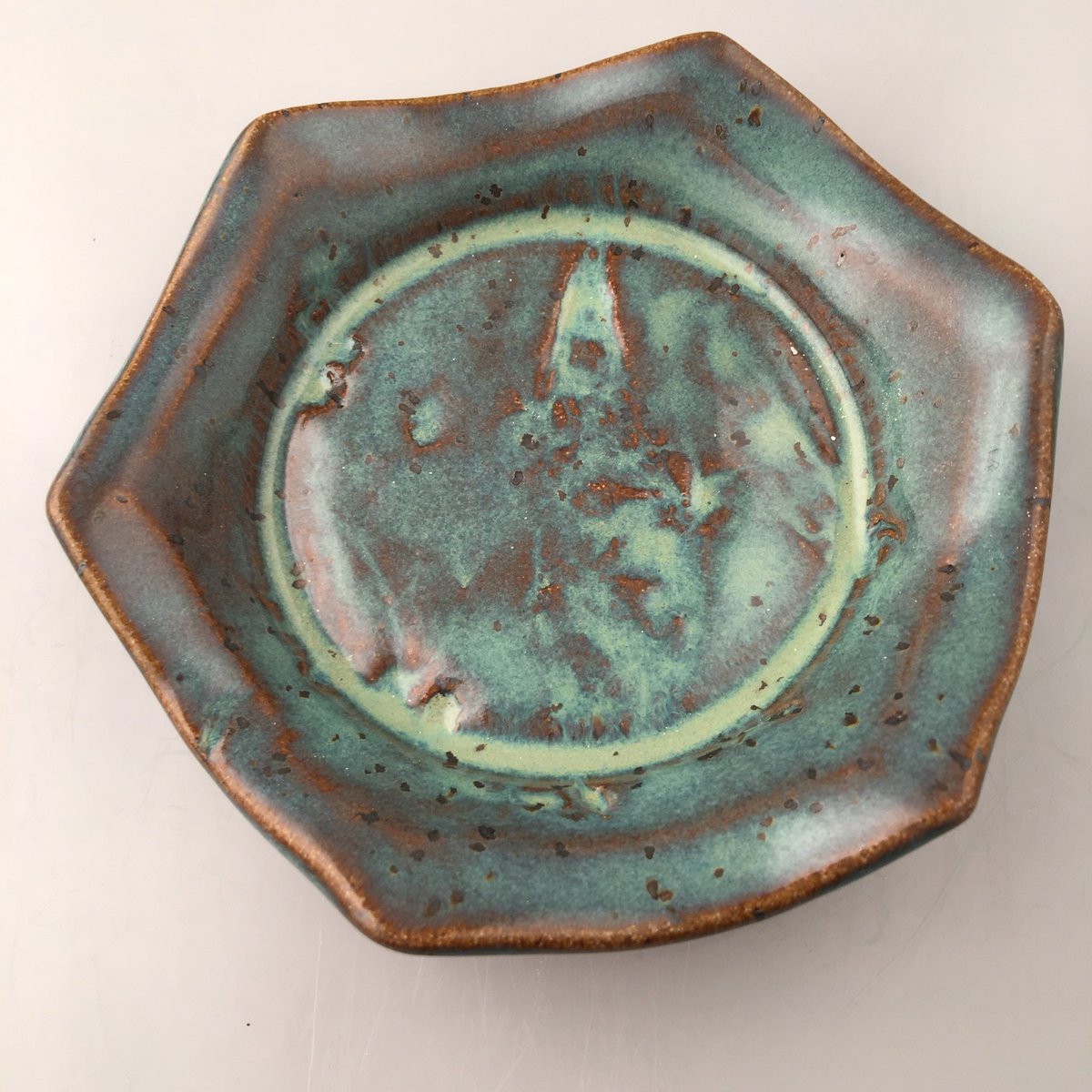 LisaArtdefleur's tweet photo. Milkweed impressions #rusticpottery #amacoglazes #farmhousemodern #soapdish #handmademn https://t.co/9J5qbxVHNb