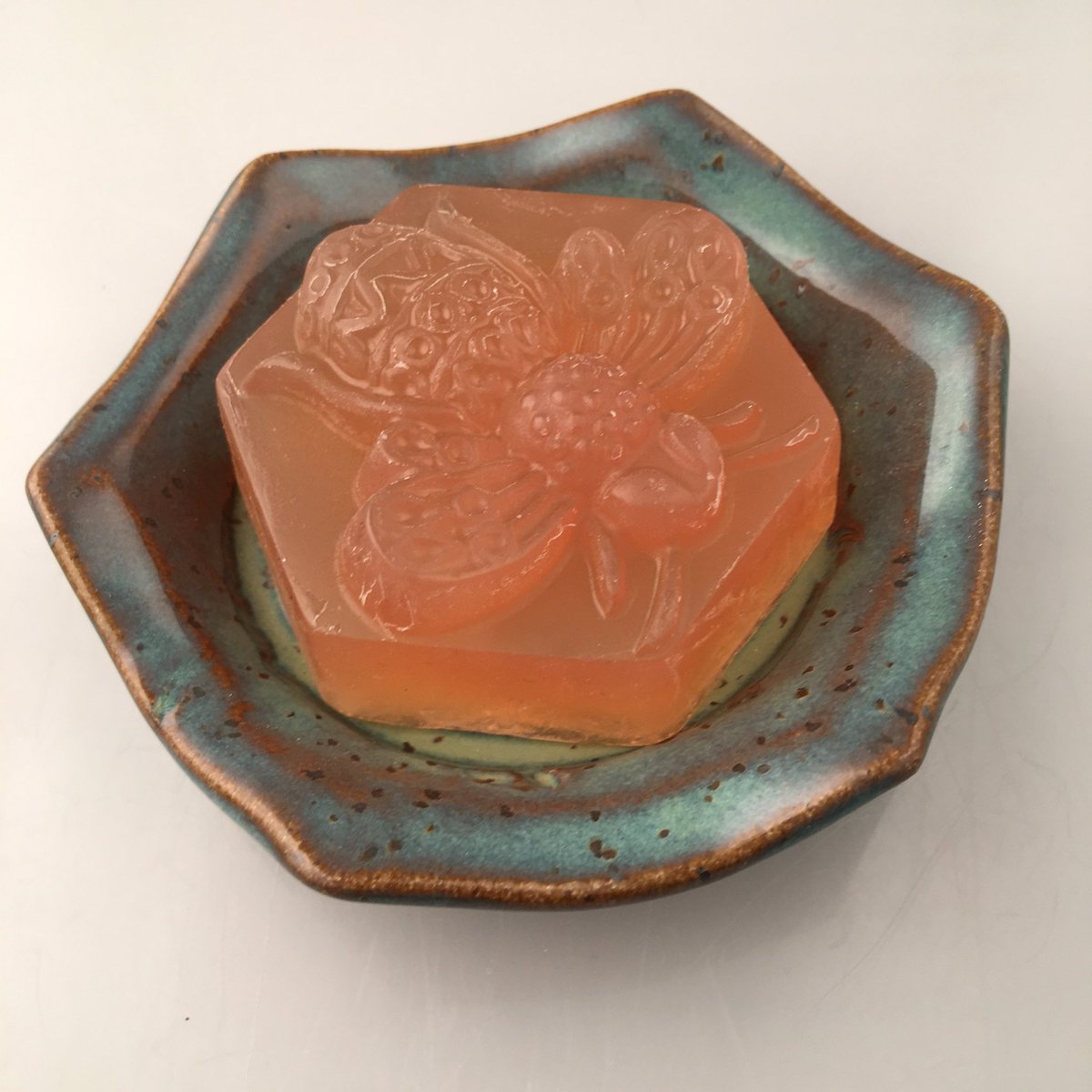 LisaArtdefleur's tweet photo. Milkweed impressions #rusticpottery #amacoglazes #farmhousemodern #soapdish #handmademn https://t.co/9J5qbxVHNb