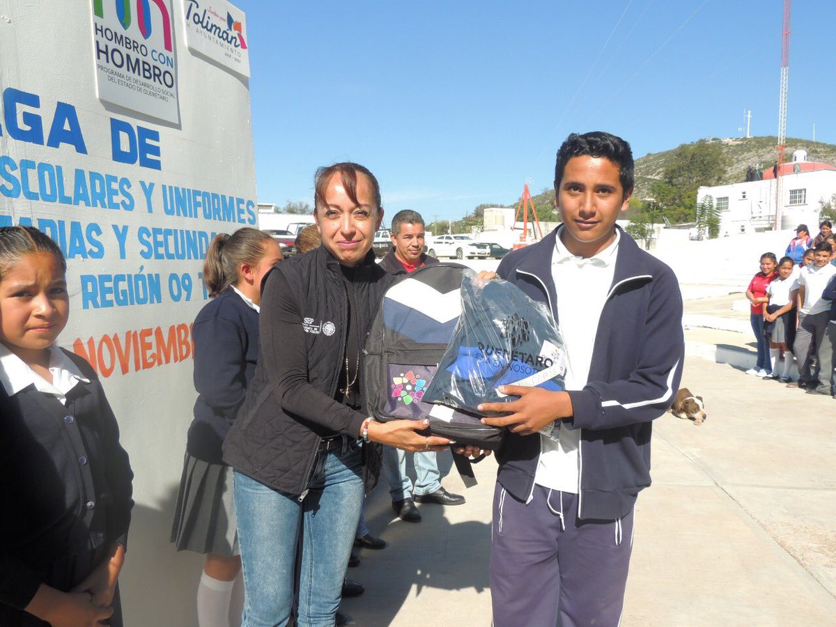 aleatm2's tweet photo. Un evento más en Tolimán #Queretaro entregando uniformes deportivos, útiles escolares y mochila a nuestros alumnos @Conafe_mx y equipamiento a las figuras educativas de inicial y básica. 
@ETorresRivera1 @EducacionComuni @will_Caballero @fercho_sanchez7 @ErnestoZavale @Gladys_Edu https://t.co/mjnLZ5kGbu
