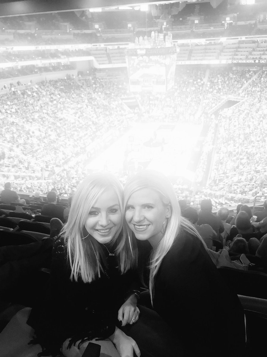 TNicoleFlo's tweet photo. Love our #CARDS!!! #L1C4 #GOCARDS @GoCards @LouisvilleMBB ❤️🎉🔥 @ErinZangari https://t.co/TYUJQrf3fv