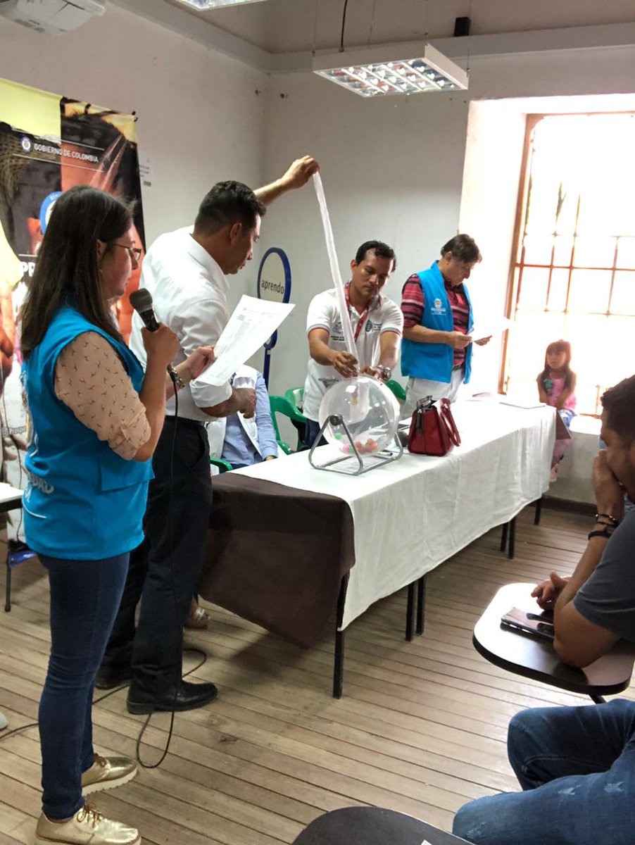 ClaudiaAbre1's tweet photo. Realizamos sorteos para #ViviendaGratuita en el municipio de #Salazardelaspalmas @GoberNorte. Son 15 cupos entre 37 familias. Más y mejores oportunidades para beneficio de los más vulnerables. #ElFuturoEsDeTodos #UrbanizaciónelHatillo. https://t.co/FNsncdT3W4