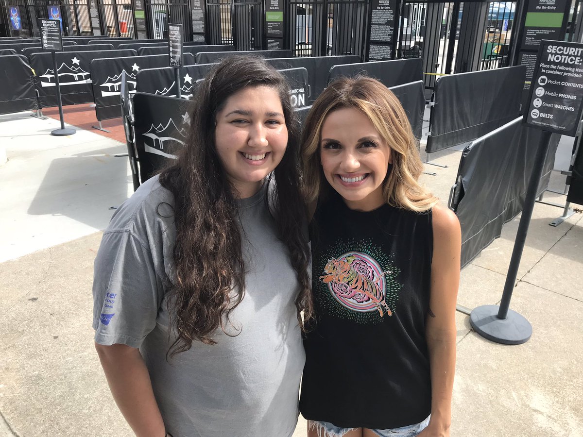 lynchandluke's tweet photo. you probably don’t remember this but thanks for being so nice and taking a picture with me back in september! I’m gonna miss seeing you open for luke next year 😭💛 @carlypearce #CPparty https://t.co/zU3uhzlv8j