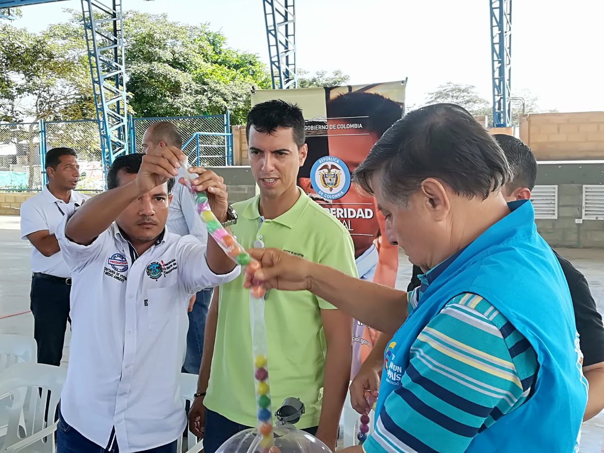 ClaudiaAbre1's tweet photo. Realizamos sorteos para #ViviendaGratuita en el municipio de @Alcsancayetano @GoberNorte. Son 14 cupos entre 39 familias. Más y mejores oportunidades para beneficio de los más vulnerables. #ElFuturoEsDeTodos https://t.co/OTmj2okw90