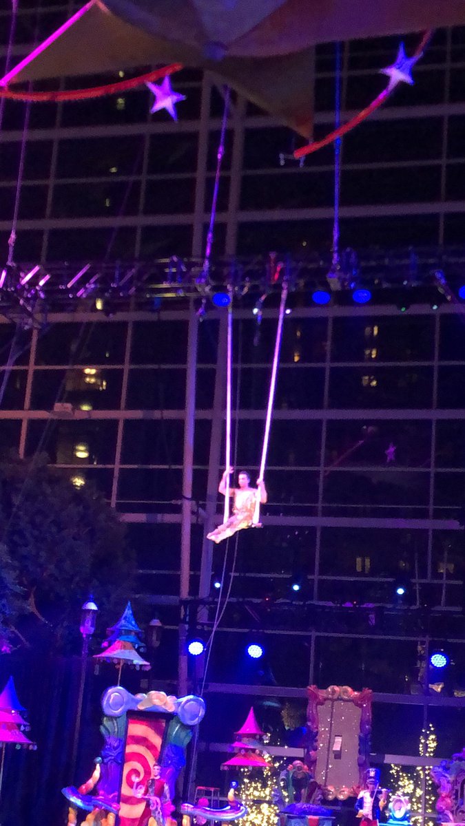 The holidays are here with #CirqueDreamsUnwrapped @GaylordNational #christmasonthepotomac #blueparka