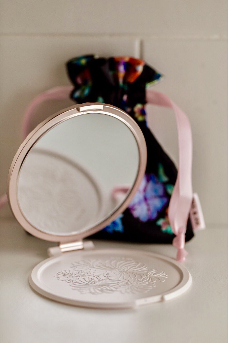 Paul Joe Beaute Jp 本日より予約受付開始 舞い落ちる雪を思わせる スノーピンクカラーの ミラー に フローラル柄 の巾着がついた ギフト にもぴったりなビューティーミラー お友達とお揃いで持つのはいかがですか ポールアンドジョー