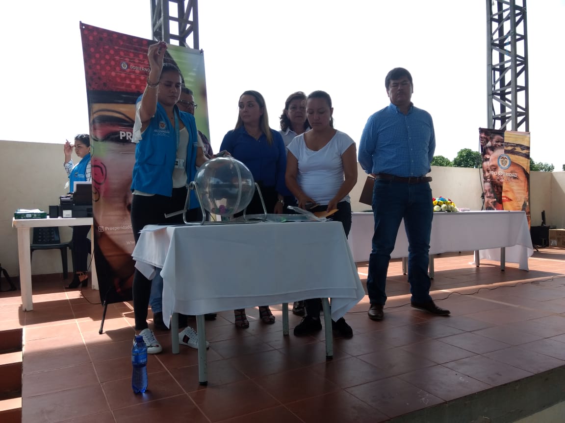 ClaudiaAbre1's tweet photo. Realizamos sorteos para #ViviendaGratuita en el municipio de @alcaldiamedina @CundinamarcaGob. Son 13 cupos entre 19 familias. Más y mejores oportunidades para beneficio de los más vulnerables. #ElFuturoEsDeTodos @ProsperidadCol https://t.co/OJaHErMPmf