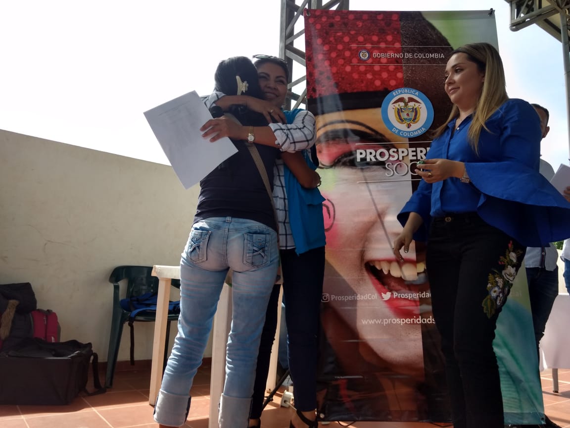ClaudiaAbre1's tweet photo. Realizamos sorteos para #ViviendaGratuita en el municipio de @alcaldiamedina @CundinamarcaGob. Son 13 cupos entre 19 familias. Más y mejores oportunidades para beneficio de los más vulnerables. #ElFuturoEsDeTodos @ProsperidadCol https://t.co/OJaHErMPmf
