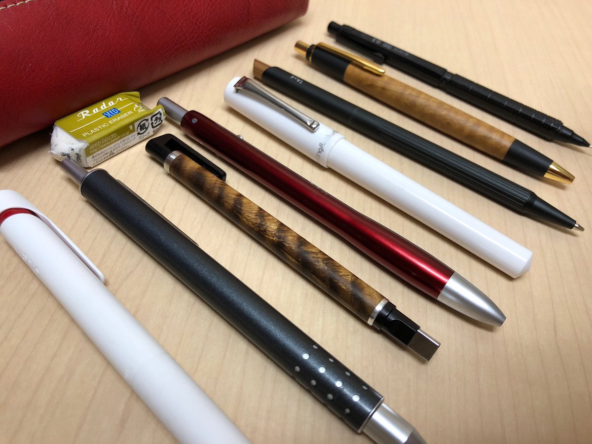 #筆箱紹介
バトンペンケース
オレンズネロ0.3mm
野原工芸シャーペン0.5 カーリーチーク
d+y 0.7mmシャーペン 竹
フェルトペン0.8mm 
inシャイニーイエロー
アバンギャルド（限定）
ラミーSwift （ジュースup オレンジ）
ブレン0.5mm 
いいね＆リツイートよろしく（）←