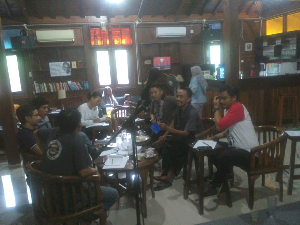gede_sume's tweet photo. Dari Kursi ke Kursi
#merahtotal #m3nan9total https://t.co/O5jEypUphZ