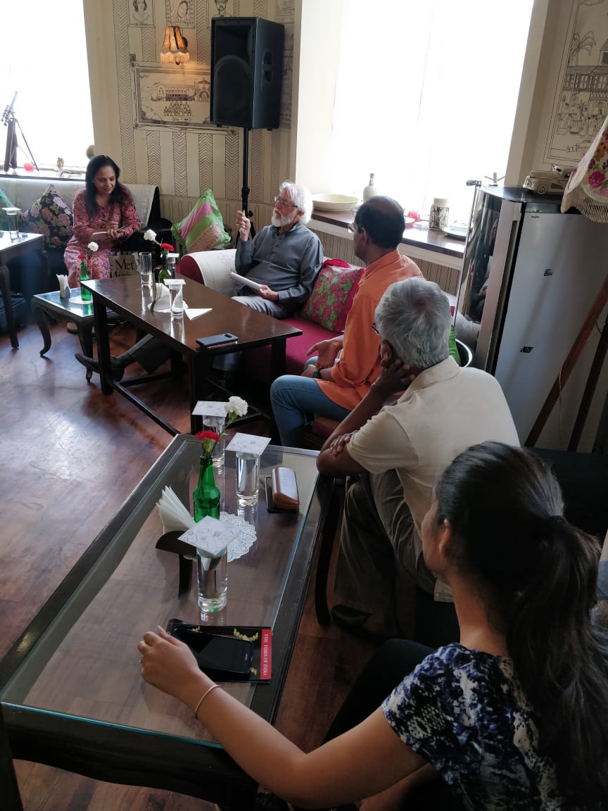 CelebrateBandra's tweet photo. Masud taj sharing his secrets of writing. Happening right now at The Drawing Room - Smoke House Deli.
@nealemurray
@smokehousedeli
@fh_experience
#festival #celebrate #bandra #afeelingcalledbandra #biggerbolderbetter #justbandrathings #mumbai #food #live #music https://t.co/T4at0hIC02