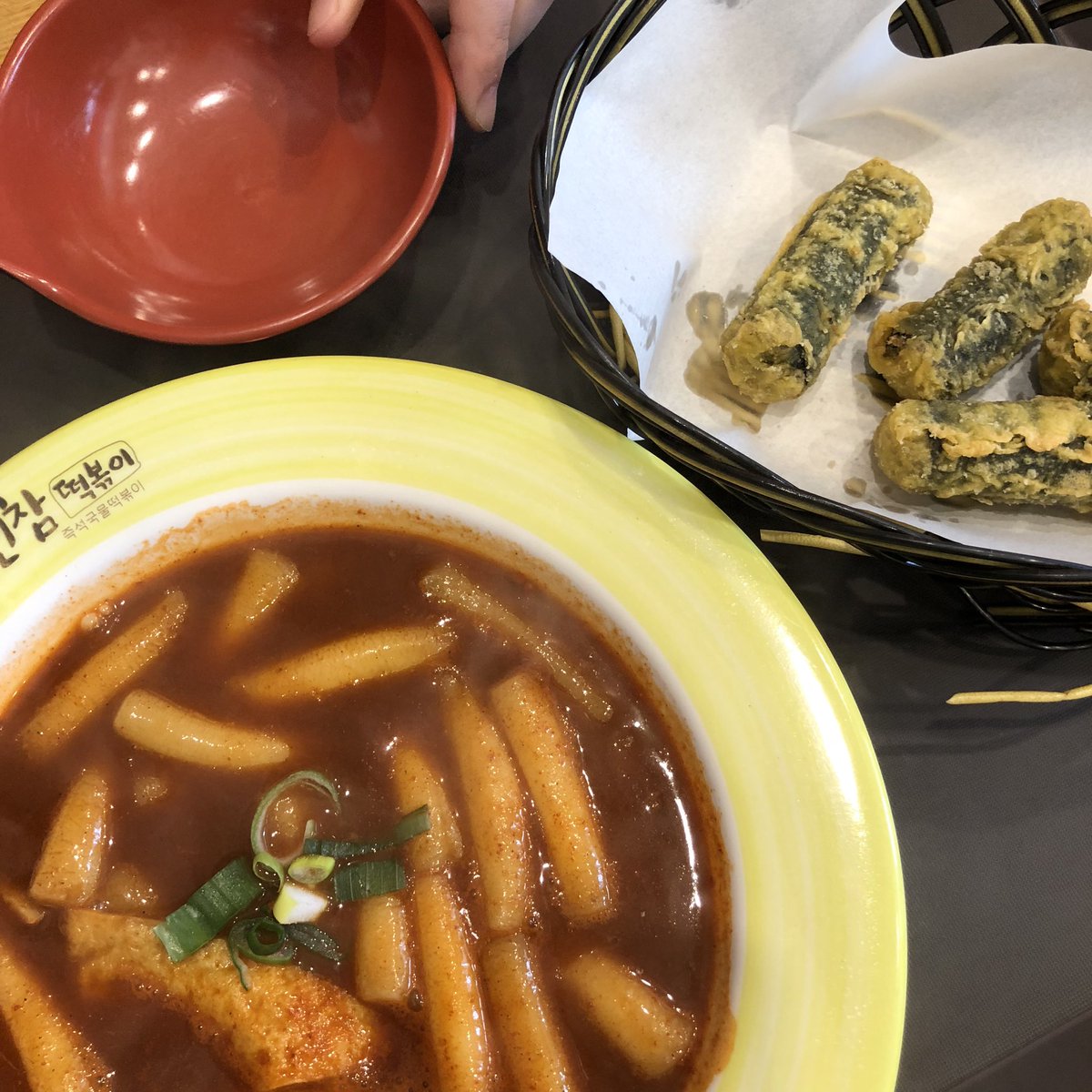 이수_신참떡볶이
신전 떡볶이스럽지만 맛 조절 가능하기에
자주 갈 것 같군
인테리어는 하다 만 것 같고 뭔가 어수선하다