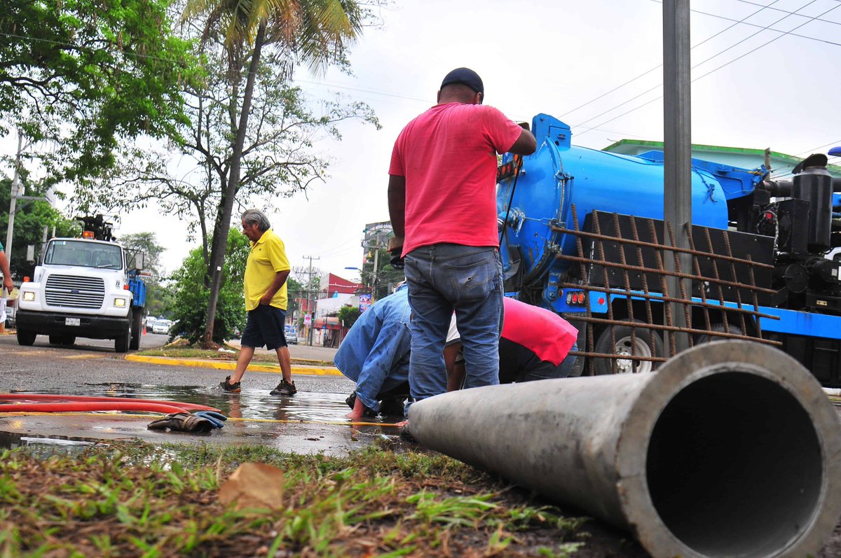 tabalminuto's tweet photo. INSERVIBLE DRENAJE EN CASI TODA LA ENTIDAD.
El drenaje de los 17 municipios de Tabasco muestra deficiencias ante su antigüedad y mala distribución, lo cual genera que en temporada de precipitaciones se registren encharcamientos e inundaciones de aguas negras https://t.co/A5qlYjdOLO