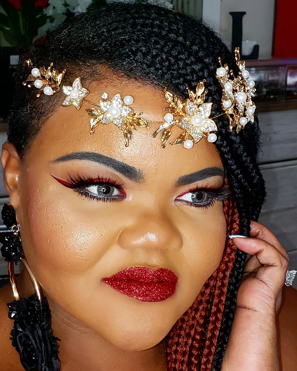 BeautyByLinnori's tweet photo. #todyefor #lipglitter  #colourpop #urbandecay  #foundation  #katvond  #maccosmetics  #givemeglowcosmetics loose #stilaglitterandglow highlighter in queen #blush is #lafemme  #blackradiance #bronzer  #maybeline  #toofaced ethereal #settingpowder #skindinavia  #settingspray https://t.co/Al4eSVqLJG