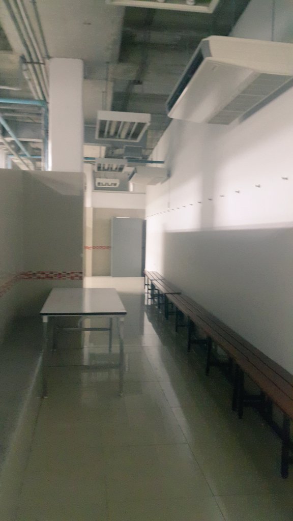 JungHaNeul1's tweet photo. สงสารวนว. ที่ต้องใช้ห้องน้ำ/ห้องแต่ตัวในเมนเสตเดียม โดยเฉพาะมินฮยอน....
กลิ่นมันอับมากกกก ขอสเปร์มาฉีดหน่อยค่ะ  #heckoreaconcert https://t.co/M1htH09mUb
