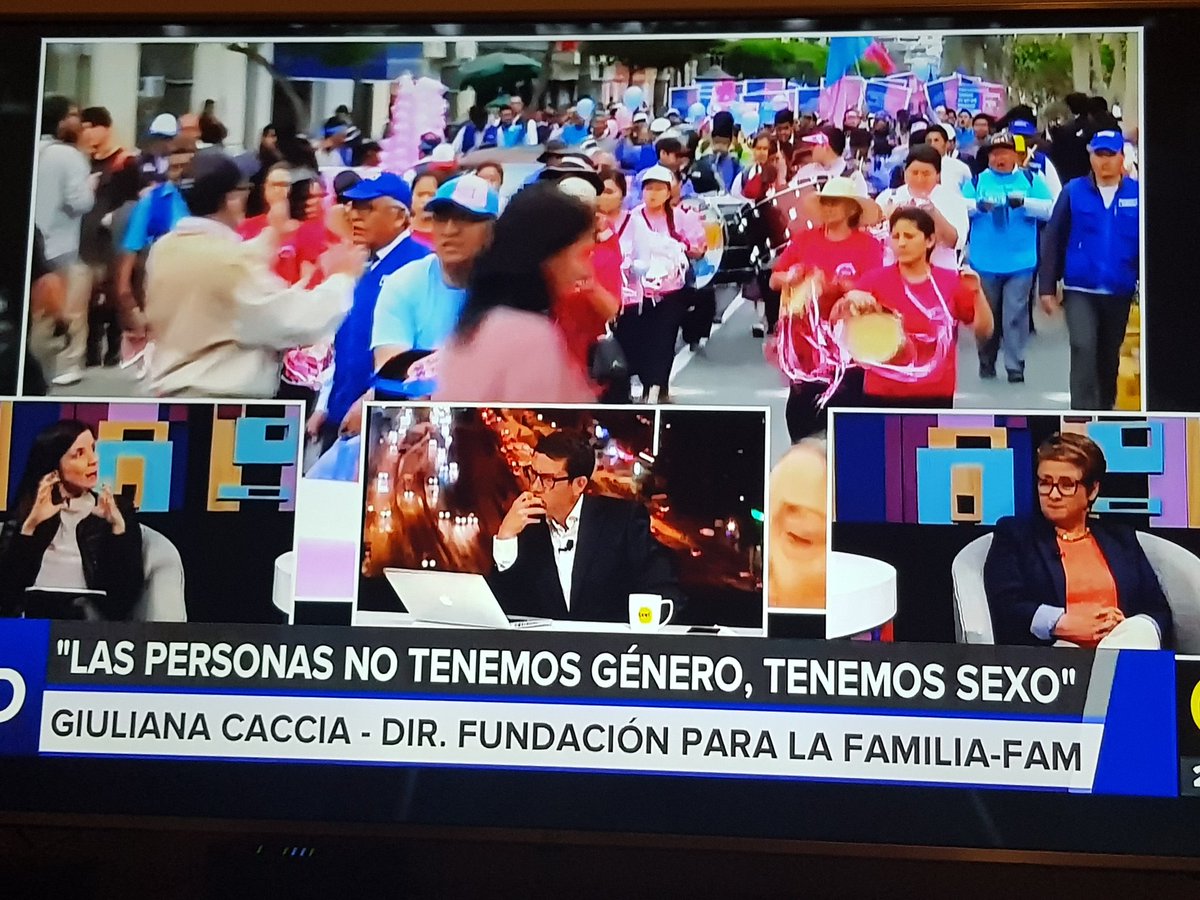 cristinaq's tweet photo. "Las personas no tenemos género, tenemos sexo". Estudié psicologia humana y esta afirmación es inexacta. Somos seres biologicos y tambien sociales. Se nace con un sexo pero la cultura moldea lo que entendemos por masculino/femenino. No somos cuerpos, sino personas #EnfoqueGenero https://t.co/GQwVpsdC8L
