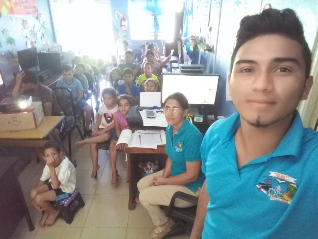 ilkadiaz_18's tweet photo. Hoy ideando taller maker tarjetas para el dia de la madre y en la tarde cine foro. @Infoplazass #YoSoyinfoplazasaip #Momentosinfoplazas #LosSantos242 @LuisCisneross @victorm_d @DachizuMadai https://t.co/bG1O2UhdWS