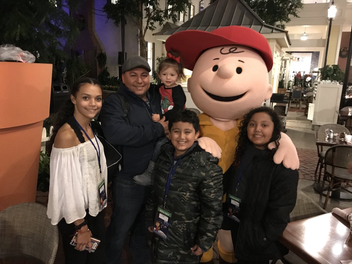 My favorite ICE yet! Media night at the Gaylord National always gets us in the Christmas spirit. Loved hanging out with Charlie Brown and friends #BlueParka #Snoopy #CirqueDreams