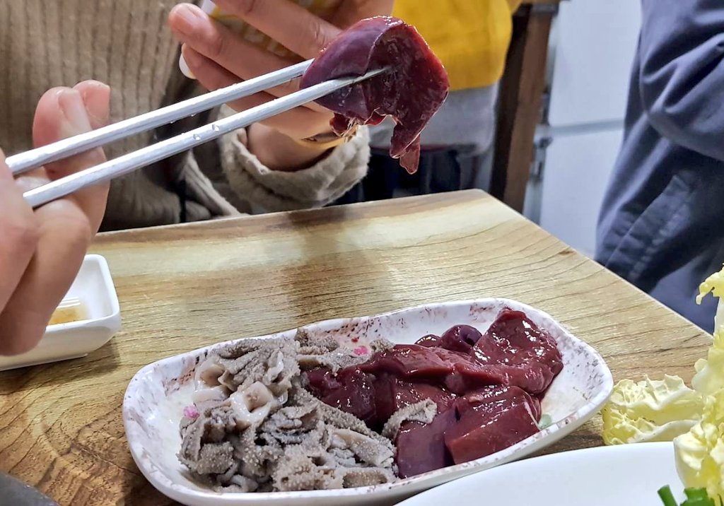 تويتر Manchuria7 على تويتر 焼肉やホルモンの店で つきだしとしてレバ刺しが出てくるのは韓国ではそう珍しいことではなかったのですが 最近は 昨夜久しぶりに入った우일집 乙3駅6番出口近く では健在でした T Co Dm1stafy0h