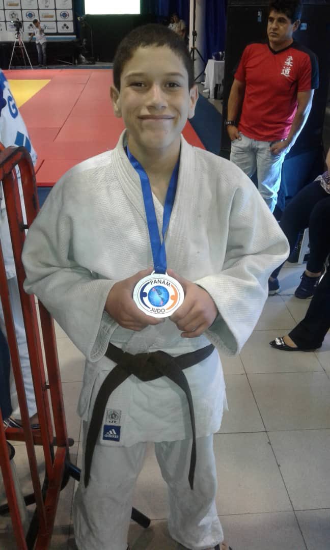 FVJudo's tweet photo. Nuestro judoka Osman Viera -47 Kg, alcanzó la Medalla de Plata 🥈en el “Campeonato Panamericano y Sudamericano Infantil Guayaquil 2018”, resultado que fue seguido por la actuación de Luis Pariche -52 Kg, quien ocupó el Quinto Lugar de su categoría.

¡FELICITACIONES OSMAN Y LUIS! https://t.co/QzKlzybF3j