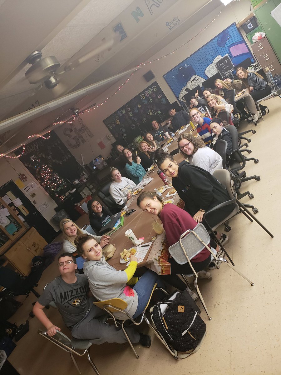 amawilmes's tweet photo. Media Friendsgiving 2018💛 Thankful for these wonderful souls I get to spend my days with💛 https://t.co/eCIlMKu1AI
