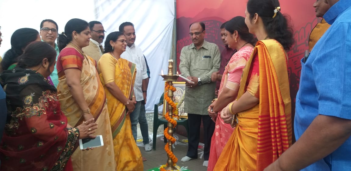 AnilSole1's tweet photo. रेशीमबाग मैदान नागपुर येथे होऊ घातलेल्या "संभाजी महाराज"या महानाट्याच्या कार्यालयाचे उदघाटन माझ्या हस्ते झाले. महापौर नंदा जिचकार, प्रवीण दटके सहित अनेक कार्यकर्ते उपस्थित होते.माजी आमदार मोहन मते यांनी हा उपक्रम हाती घेतला आहे. https://t.co/cUq8RgzsDa