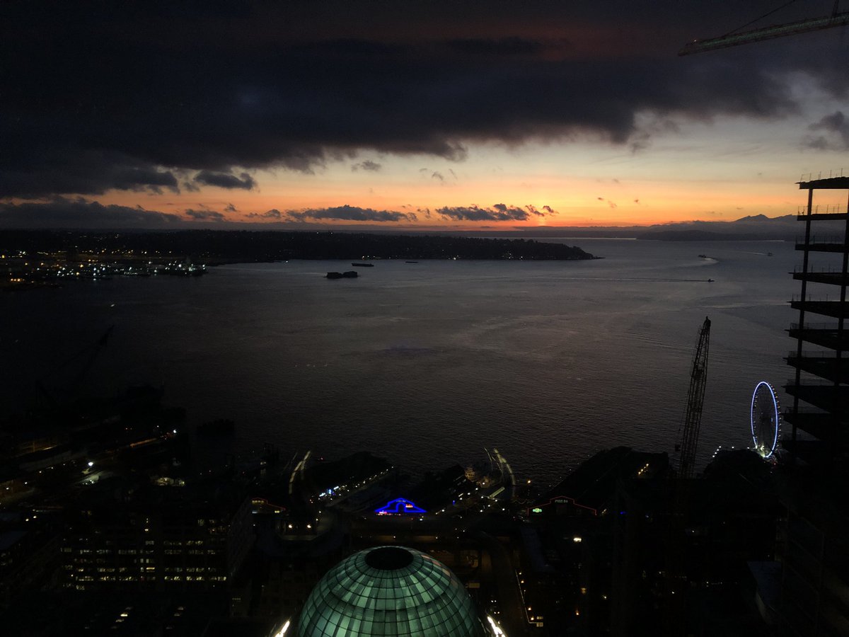 bobco85's tweet image. Scenes from my evening bike commute home; still love the sunsets here, still hate the drivers who park on trails (I submitted #FindItFixIt req for Duwamish Trail in South Park @dvsafestreets ) #SEAbikes