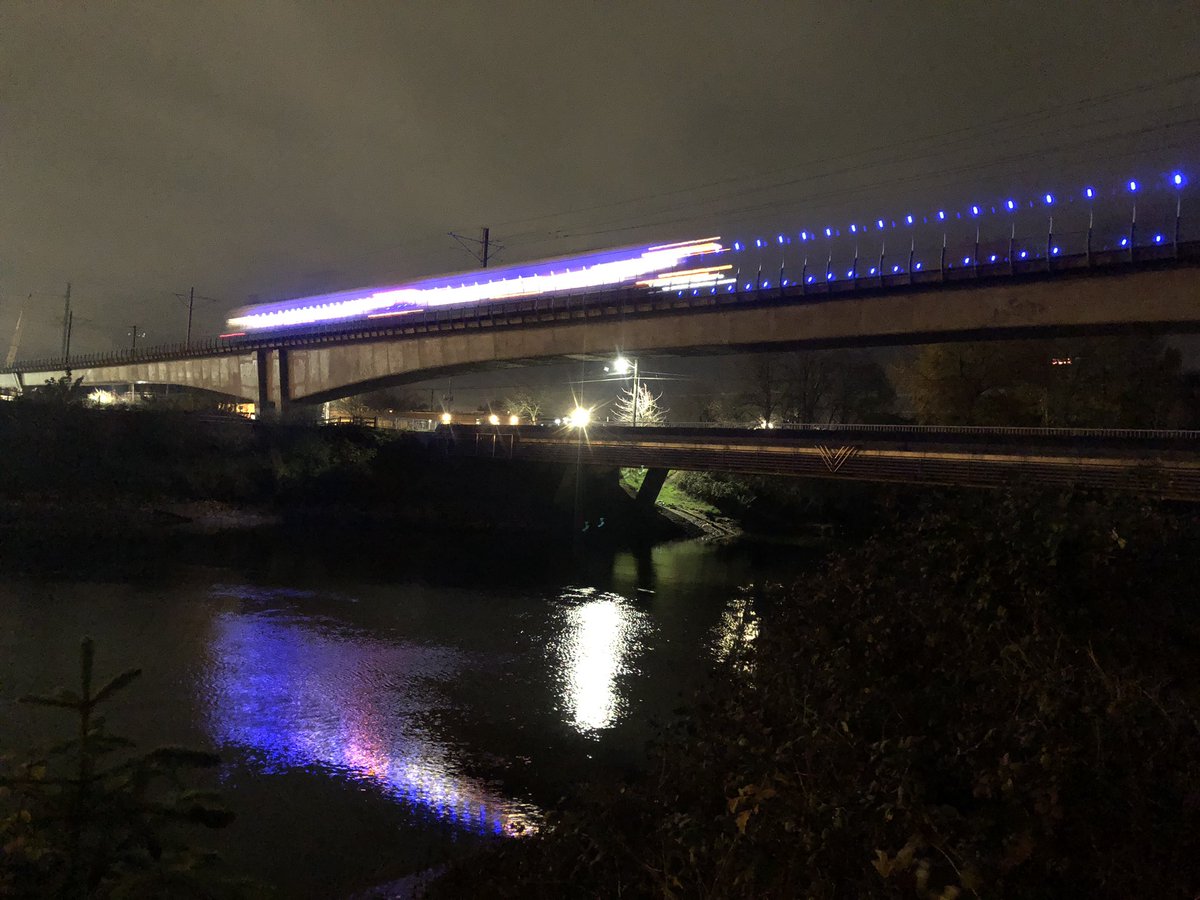 bobco85's tweet image. Scenes from my evening bike commute home; still love the sunsets here, still hate the drivers who park on trails (I submitted #FindItFixIt req for Duwamish Trail in South Park @dvsafestreets ) #SEAbikes