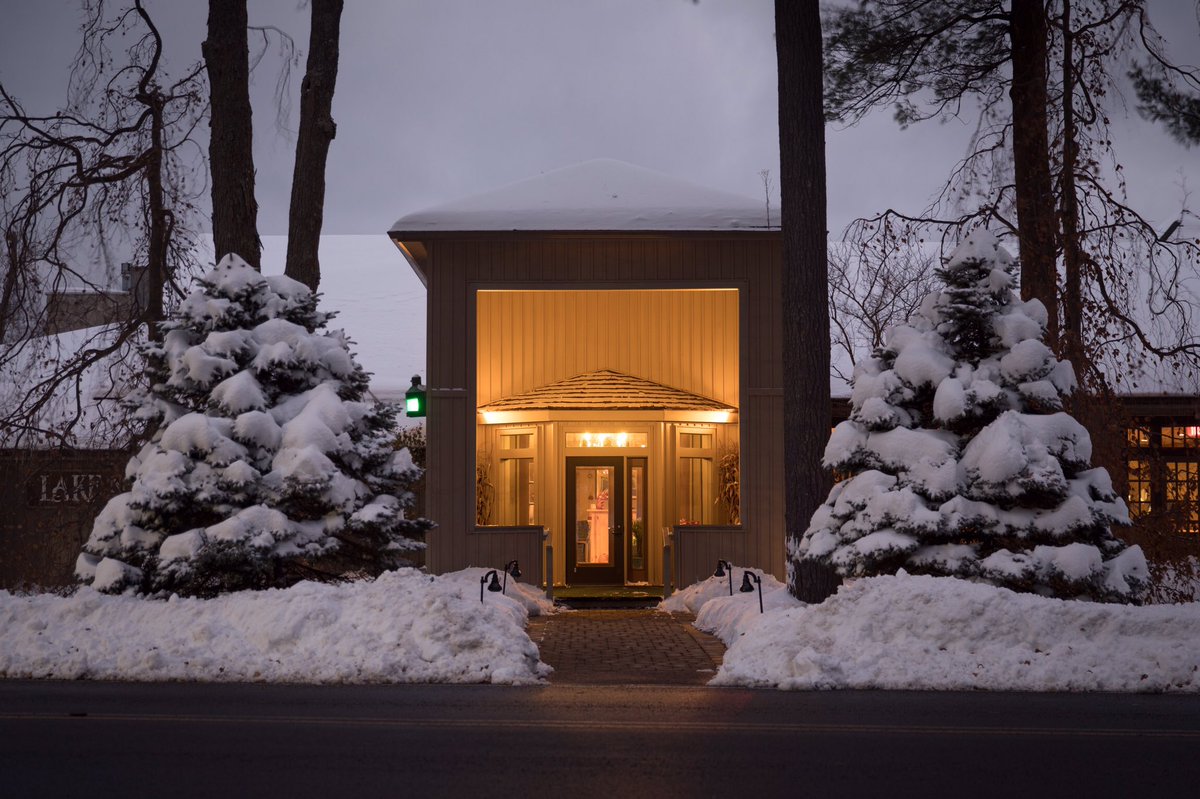 LakeNaomiClub's tweet photo. Our warm and toasty Clubhouse under our first snowfall of the season. #LakeNaomi #PoconoMtns #FirstDayofSnow https://t.co/dIc1HlGKJN