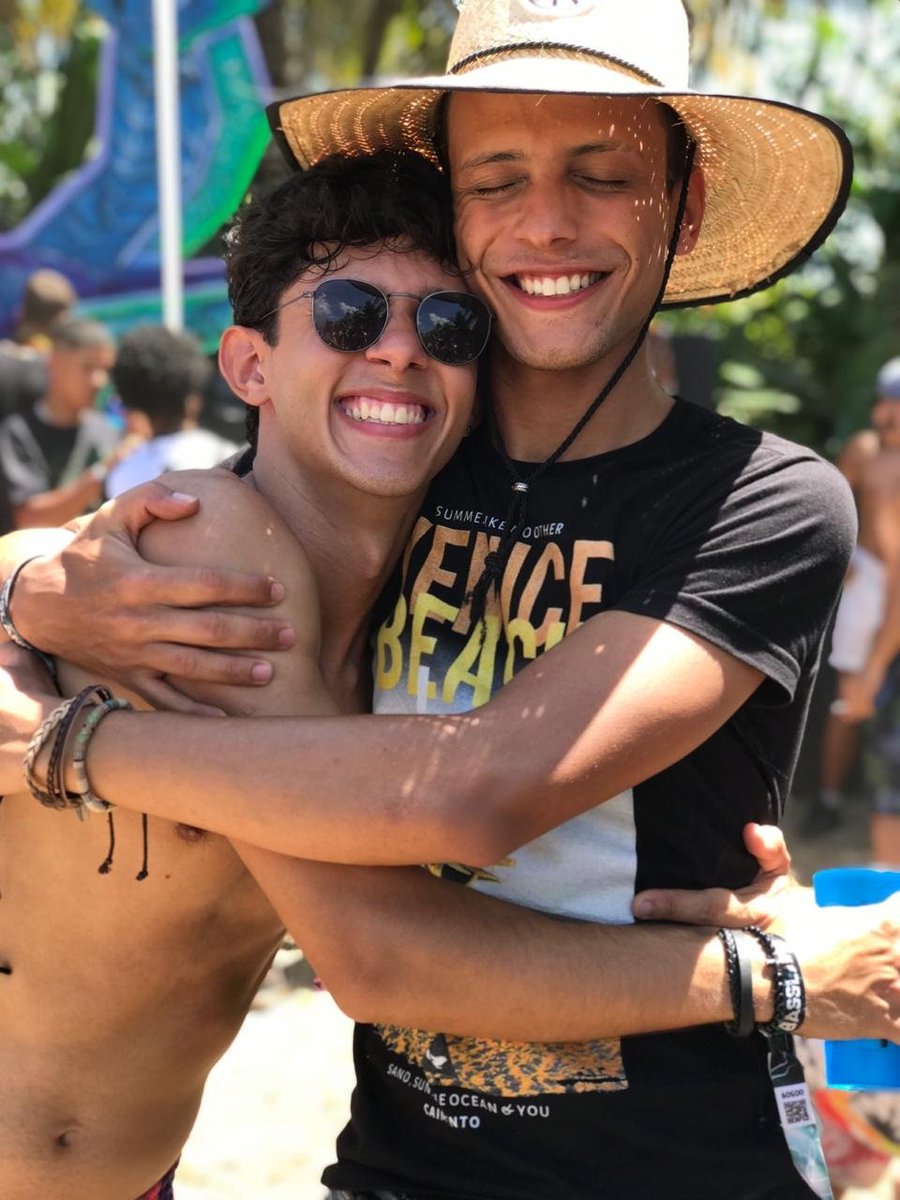 augustonoplural's tweet photo. Amei tanto essa foto com meu amigu vitu  #bassland #rave #trance #felicidade https://t.co/OlLo6LQQdO